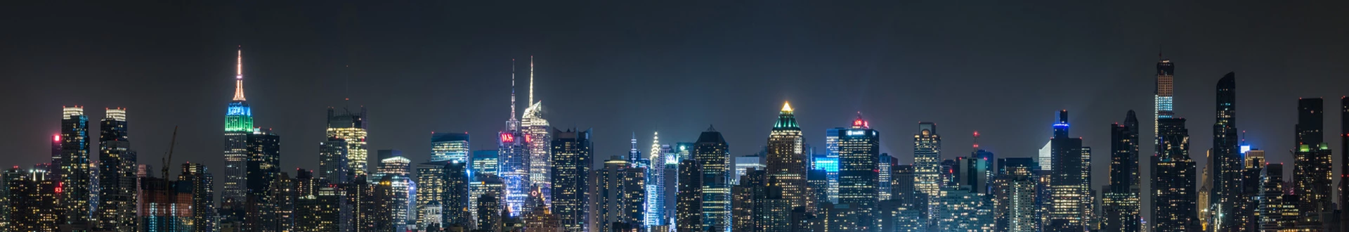 Nocna panorama miasta z wieżowcami